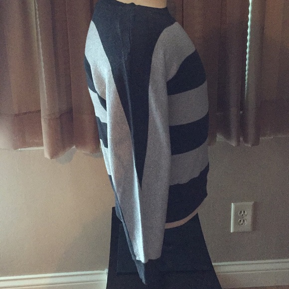 Liz Claiborne juniors sweater - Picture 2 of 4